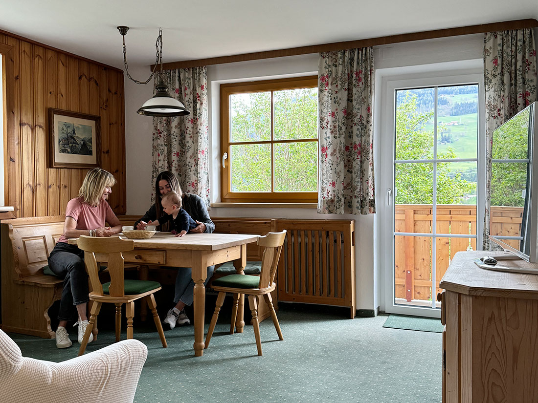 Wohn- und Esszimmer mit Balkon und toller Aussicht auf die Schladminger Berge